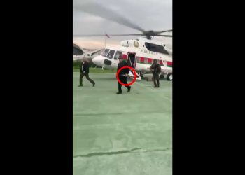 Łukaszenka przyleciał do Mińska. W kamizelce kuloodpornej i z karabinem w ręku! [WIDEO]