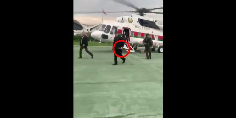 Łukaszenka przyleciał do Mińska. W kamizelce kuloodpornej i z karabinem w ręku! [WIDEO]