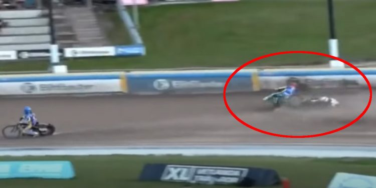 Groźny wypadek! Żużlowiec przeleciał przez bandy [WIDEO]