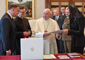 Andrzej Duda w Watykanie. Wiadomo, co prezydent podarował papieżowi