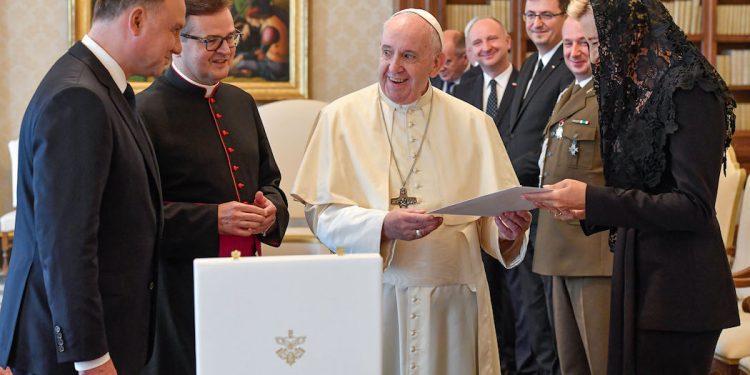 Andrzej Duda w Watykanie. Wiadomo, co prezydent podarował papieżowi