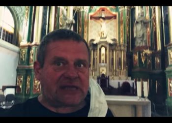 Kazik znów wywołał kontrowersje. Nagrał teledysk m.in. w kościele i na tle plakatów wyborczych [WIDEO]