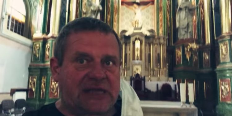 Kazik znów wywołał kontrowersje. Nagrał teledysk m.in. w kościele i na tle plakatów wyborczych [WIDEO]