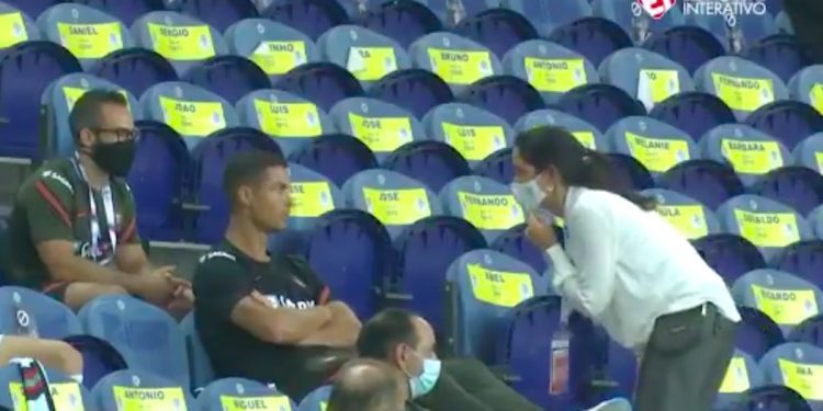 Cristiano Ronaldo upomniany za brak maseczki. Nagranie obiegło sieć [WIDEO]