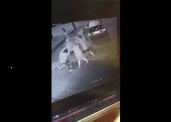 Brutalne pobicie pracowników Żabki. Nagranie z monitoringu trafiło do sieci [WIDEO]