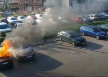 Dzieci spaliły samochody na parkingu! Ujawniono nagranie [WIDEO]