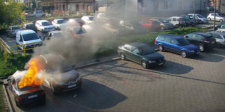 Dzieci spaliły samochody na parkingu! Ujawniono nagranie [WIDEO]