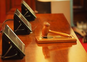 Kobieta pozywa znanego miliardera, bo… z balkonu spadło na nią krzesło