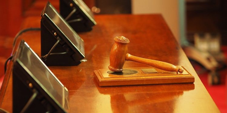 Kobieta pozywa znanego miliardera, bo… z balkonu spadło na nią krzesło