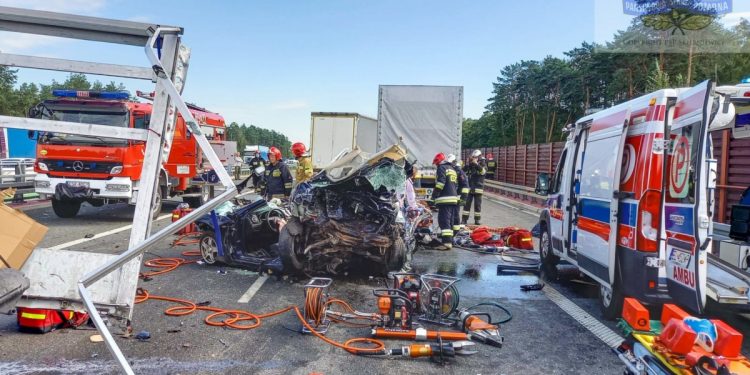 Potężny karambol na A2! Są ciężko ranni [FOTO]