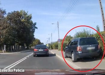 Szalony pomysł kierowcy. Zaczął wyprzedzać pojazdy… chodnikiem! Policja publikuje nagranie [WIDEO]