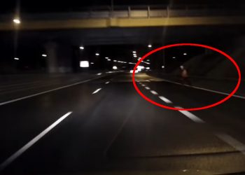 Klaun z siekierą pojawia się na ulicach Szczecinka! Szuka go policja [WIDEO]