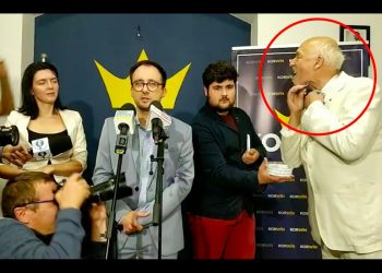Janusz Korwin-Mikke ogłasza „koniec pandemii”. Na konferencji prasowej… zgolił brodę [WIDEO]