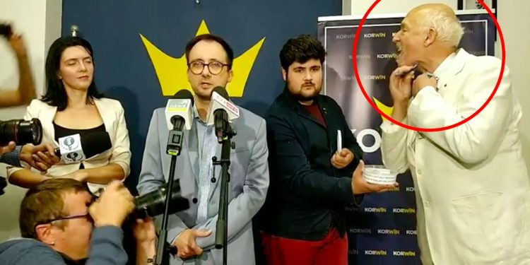 Janusz Korwin-Mikke ogłasza „koniec pandemii”. Na konferencji prasowej… zgolił brodę [WIDEO]