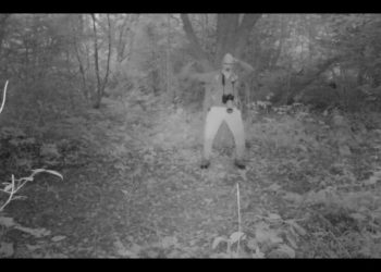 Leśnicy opublikowali nagranie z fotopułapki. Mężczyzna… tańczył makarenę [WIDEO]