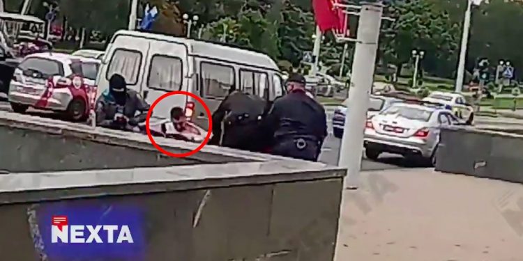 Wymowna scena na Białorusi. Jeden gest i funkcjonariusz OMON-u… zaczął uciekać [WIDEO]