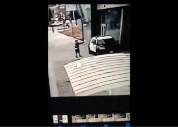 USA. Podszedł do radiowozu i otworzył ogień! Nadal jest na wolności [WIDEO]