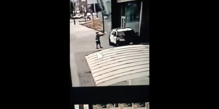 USA. Podszedł do radiowozu i otworzył ogień! Nadal jest na wolności [WIDEO]