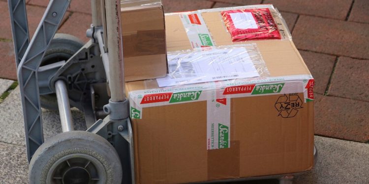 Praktykant ukradł auto kurierowi. Pracował drugi dzień a firma nie zna jego danych