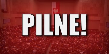 napis pilne na tle sejmu