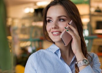 podsłuchują kobieta telef