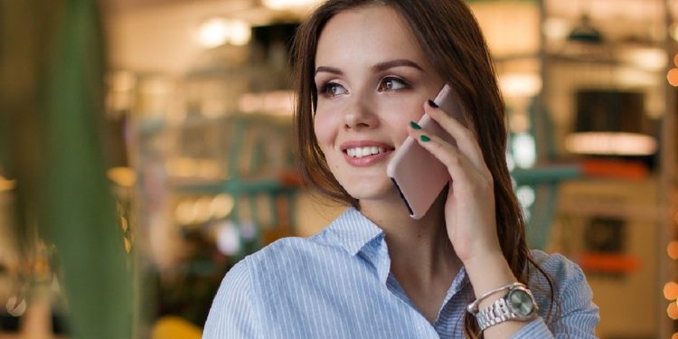 podsłuchują kobieta telef