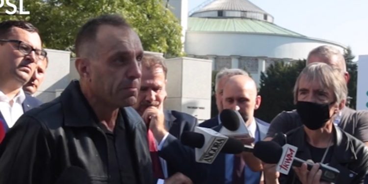 Rolnik pod Sejmem krytykuje ustawę PiS: „Dziś ja zdechnę dla tej Polski, dla mojej rodziny”