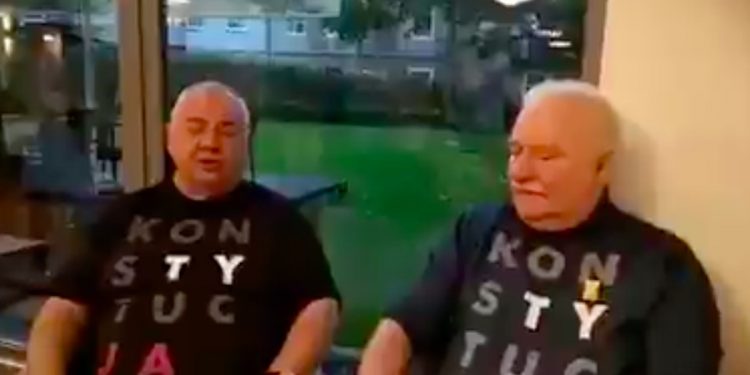 Soyka zaśpiewał Wałęsie „Sto lat”. Uwagę przyciągają koszulki [WIDEO]