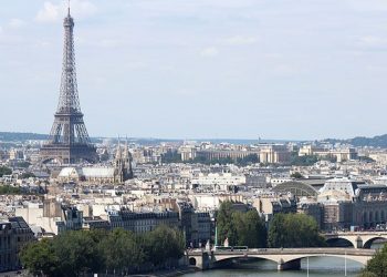 Wieża Eiffla ewakuowana! Mężczyzna grozi wysadzeniem budowli