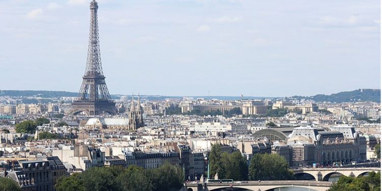 Wieża Eiffla ewakuowana! Mężczyzna grozi wysadzeniem budowli