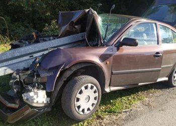 Groźny wypadek! Samochód wbił się w barierę