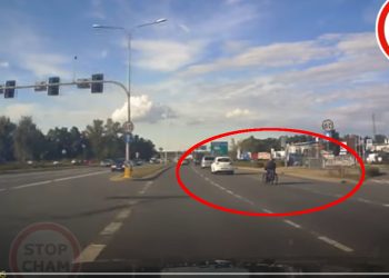 Wózkiem inwalidzkim… wyprzedzał samochody. Szuka go policja [WIDEO]