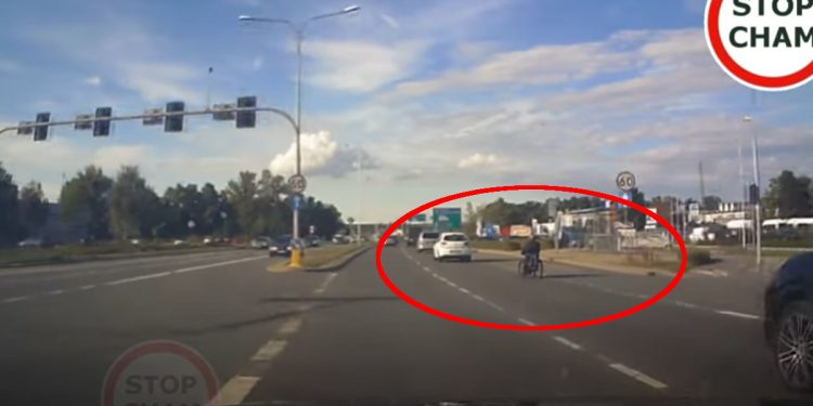 Wózkiem inwalidzkim… wyprzedzał samochody. Szuka go policja [WIDEO]