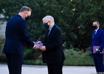 Kaczyński ponad przepisami? Rzecznik tłumaczy zachowanie prezesa PiS na zaprzysiężeniu rządu