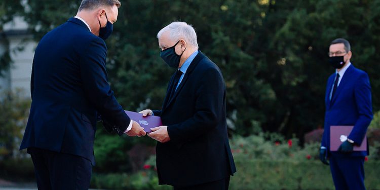 Kaczyński ponad przepisami? Rzecznik tłumaczy zachowanie prezesa PiS na zaprzysiężeniu rządu