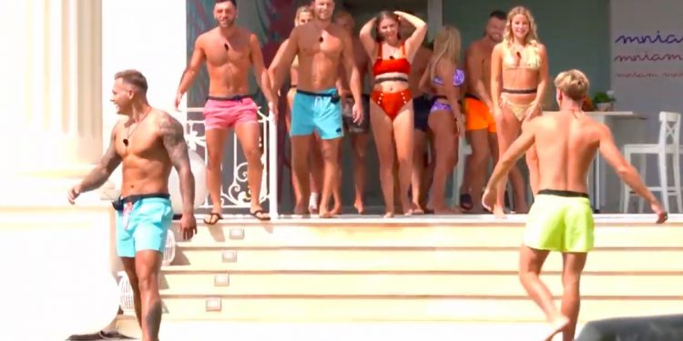 Uczestnicy „Love Island” odmówili przebrania się za kobiety. Lawina komentarzy w internecie
