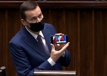 Morawiecki w Sejmie wyjął telefon i puścił… zaskakujące nagranie! [WIDEO]