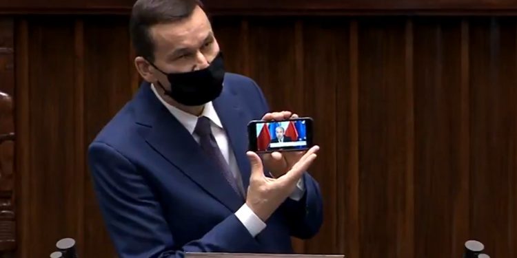 Morawiecki w Sejmie wyjął telefon i puścił… zaskakujące nagranie! [WIDEO]