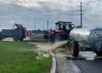 Rolnicy wściekli. Blokowali drogi w całej Polsce! Wylali gnojówkę u posłów [WIDEO+FOTO]