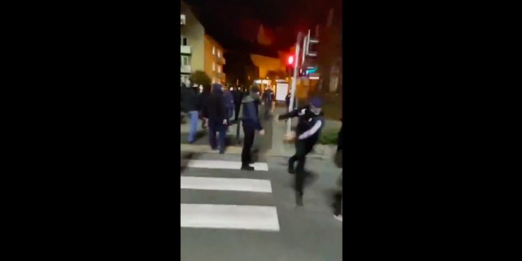 Grupa ok. 40 mężczyzn zaatakowała protestujące kobiety. Dwie osoby trafiły do szpitala