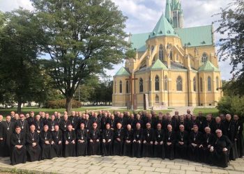 Zdjęcie biskupów wywołało kontrowersje. Episkopat tłumaczy