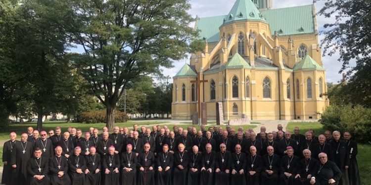 Zdjęcie biskupów wywołało kontrowersje. Episkopat tłumaczy