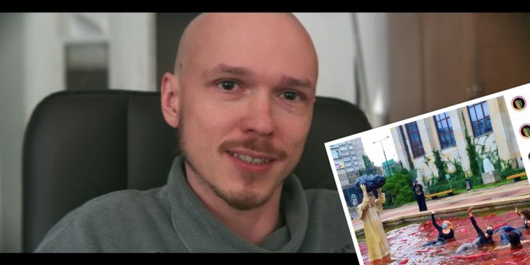 Kąpiel pod pomnikiem Jana Pawła II. To zdjęcie będzie symbolem protestów po wyroku TK [FOTO]