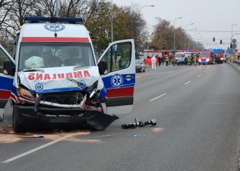 Karetka zderzyła się z samochodem. Jedna osoba nie żyje