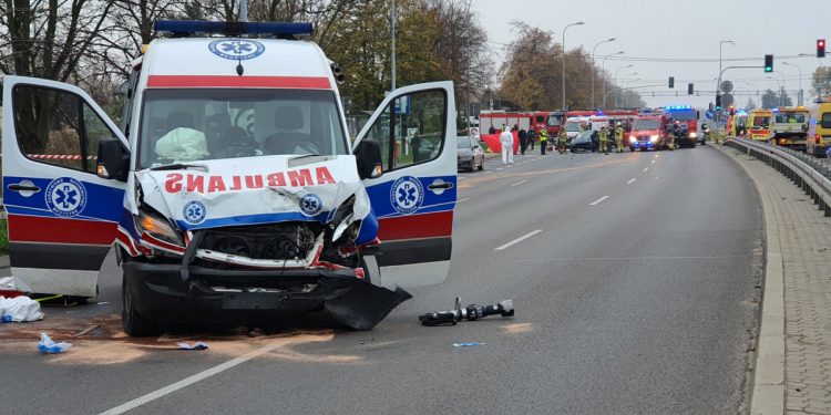Karetka zderzyła się z samochodem. Jedna osoba nie żyje