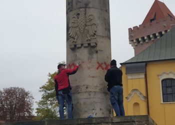 Kibice Lecha oczyścili pomnik Ułanów. Zdewastowali go lewicowcy