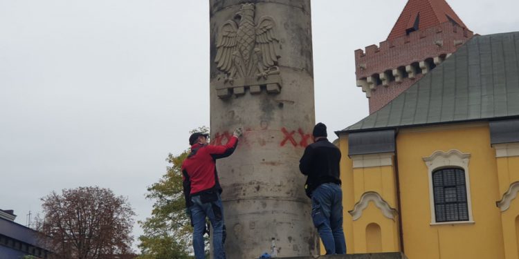 Kibice Lecha oczyścili pomnik Ułanów. Zdewastowali go lewicowcy