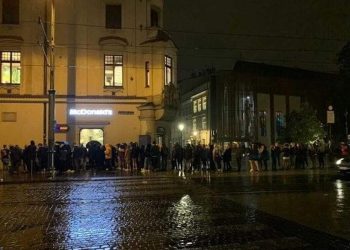 Gigantyczna kolejka przed krakowskim klubem. Interweniowała policja