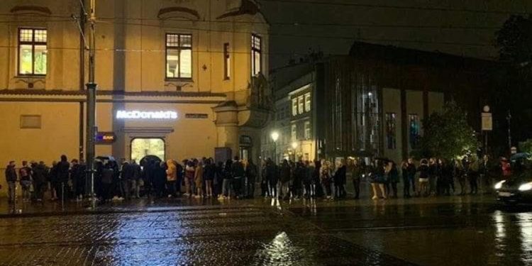 Gigantyczna kolejka przed krakowskim klubem. Interweniowała policja