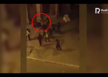 Jeden z obrońców kościoła raniony nożem. Wszystko nagrała kamera [WIDEO]